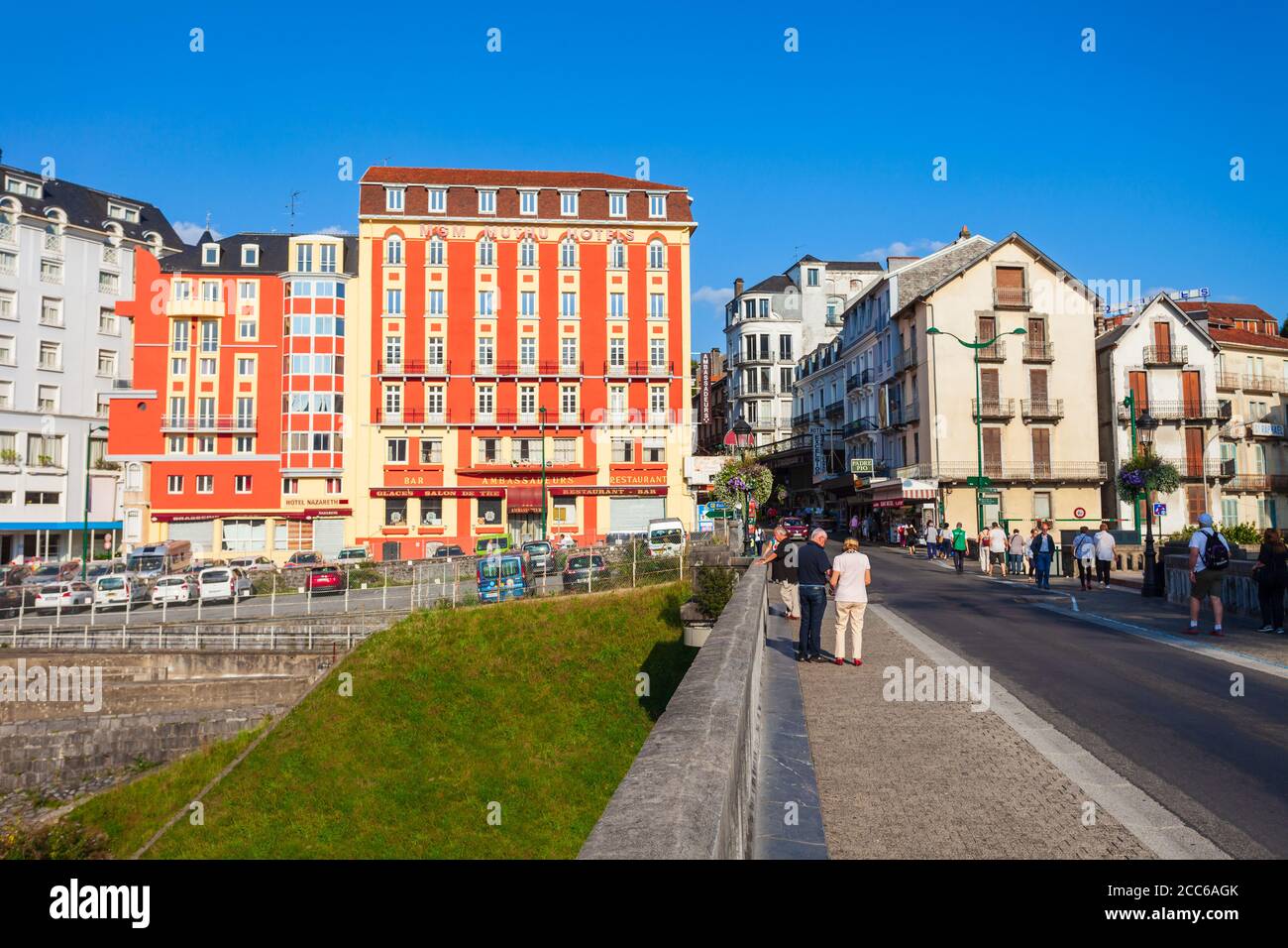 LOURDES, FRANKREICH - 19. SEPTEMBER 2018: Lourdes ist eine kleine Marktstadt am Fuße der Pyrenäen. Stockfoto