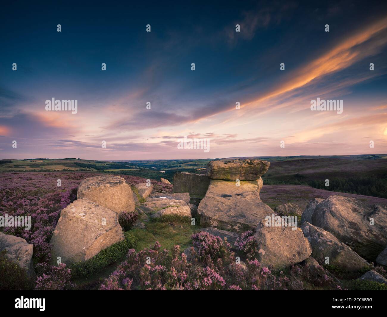 Peak District über Langset Res, Abenduntergang mit der Heide in voller Blüte Stockfoto