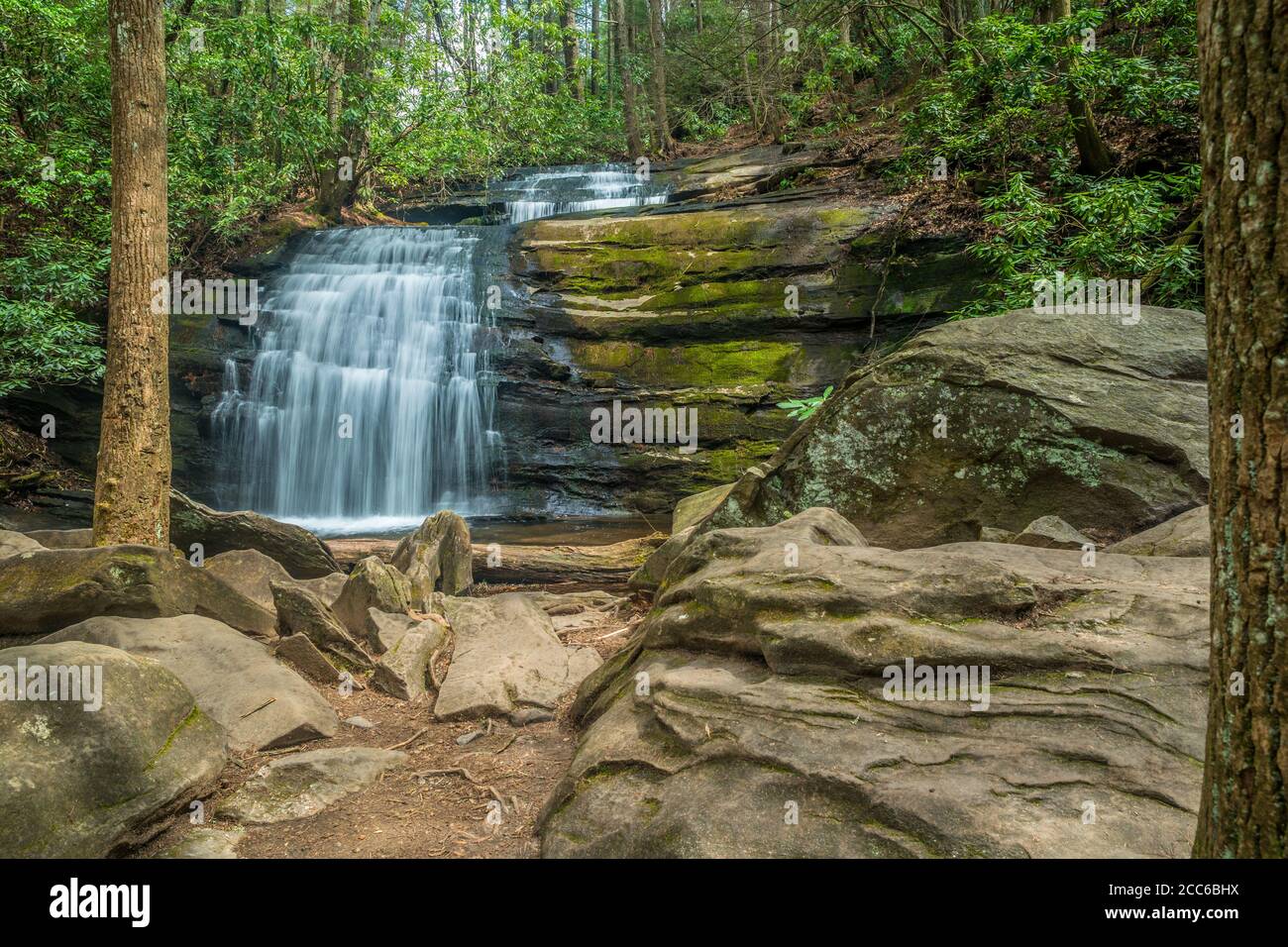 Long Creek Falls ist ein landschaftlich schöner Wasserfall umgeben von großen Felsbrocken und der Wald mit Wanderwegen im Norden Georgia Mountains Stockfoto