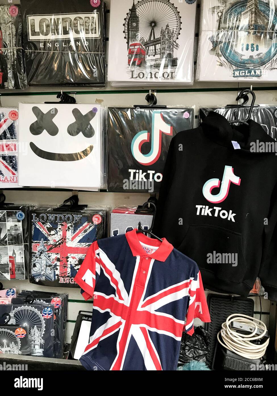 TikTok Merchandise in London, Großbritannien Stockfoto