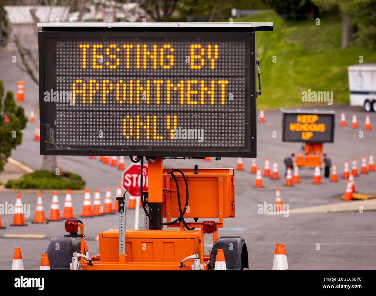 ARLINGTON, VIRGINIA, USA, 11. MAI 2020: Covid-19 Testgelände, Schilder für Tests nur nach Vereinbarung. Stockfoto