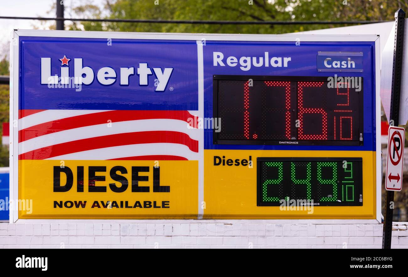 ARLINGTON, VIRGINIA, USA, 11. MAI 2020: Niedrige Gaspreise unterzeichnen während des Covid-19 Coronavirus. Stockfoto