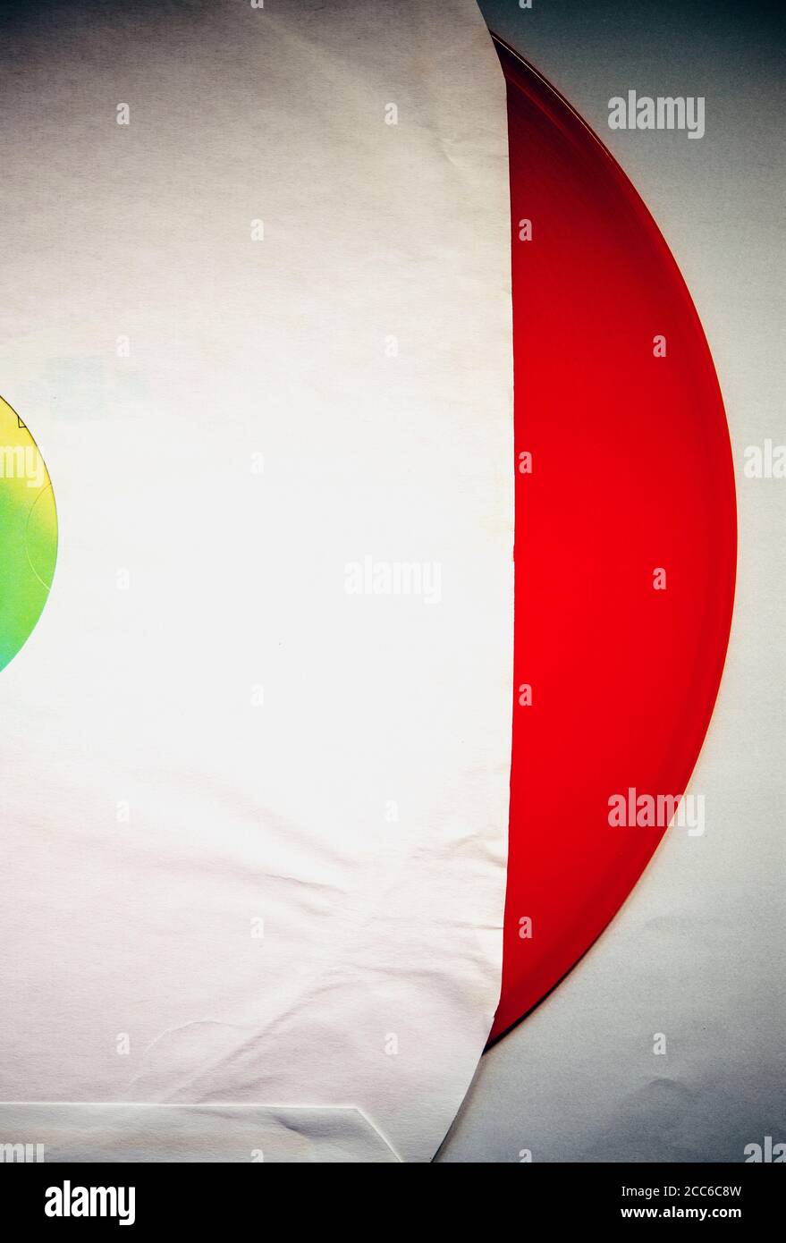 Stillleben von rotem Vinyl 12 Zoll Platte mit Weiß Innenschuh Stockfoto