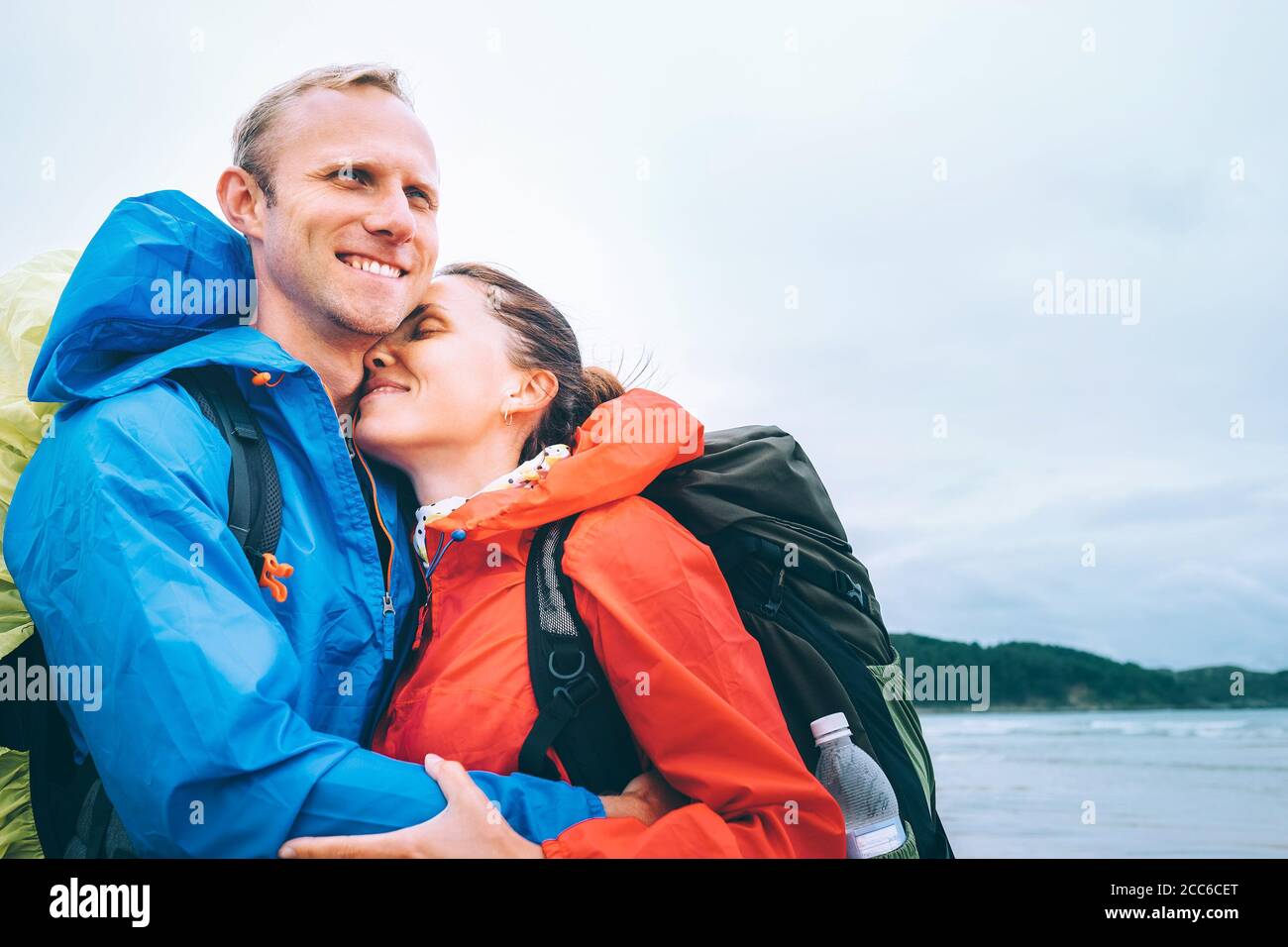 Liebevolles Paar Reisende Porträt auf dem Ozean Strand Stockfoto