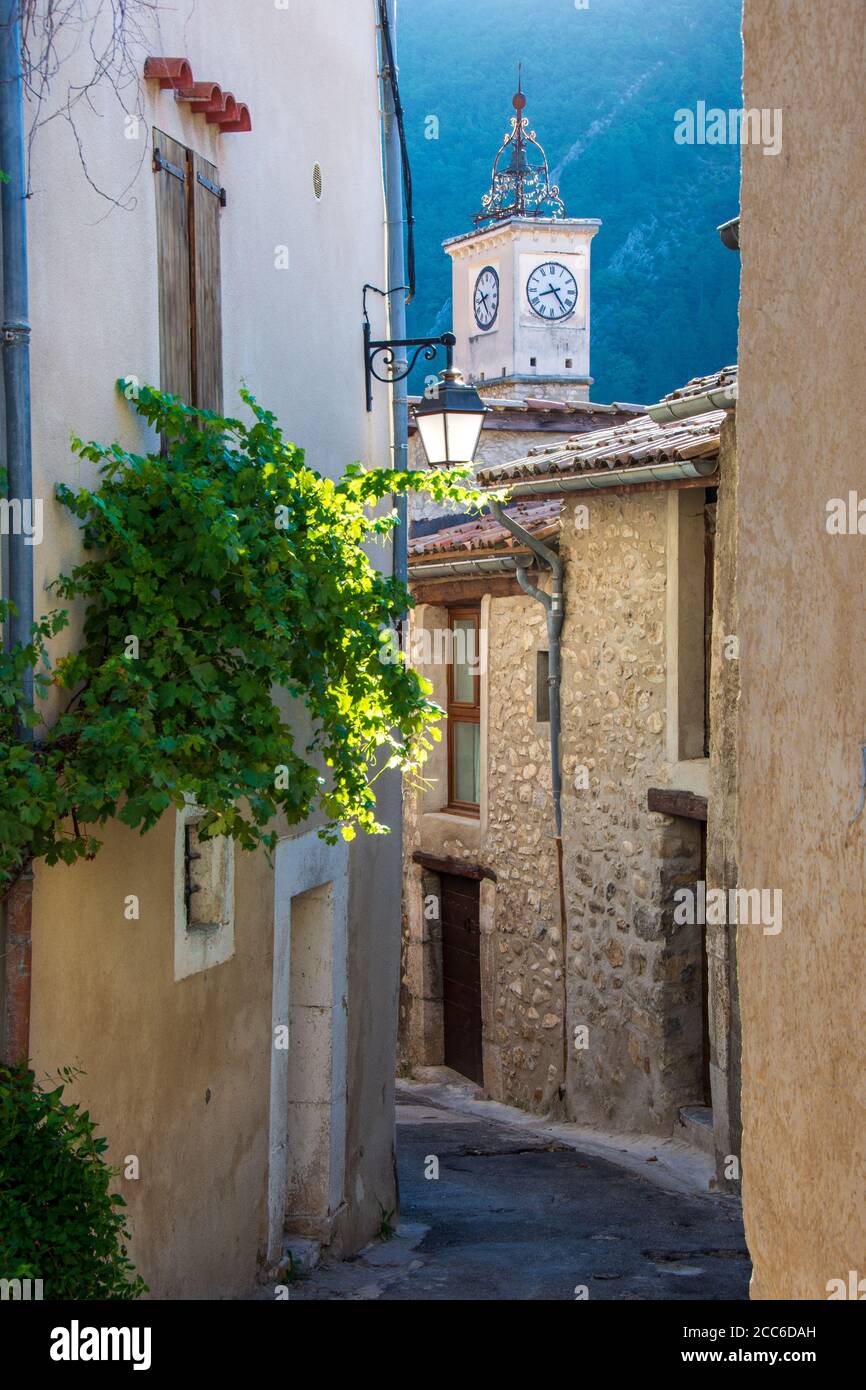 Alte mittelalterliche Straße und traditionelle Provence Schmiedeeisen Glockenturm und Uhr im Dorf Serres, Hautes-Alpes, Frankreich Stockfoto