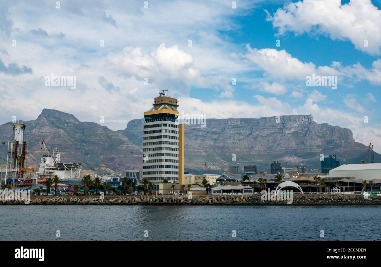 Blick auf Table Mountain & Transnet National Port Authority Tower, Victoria Basin, Kapstadt Hafengebiet, Südafrika Stockfoto