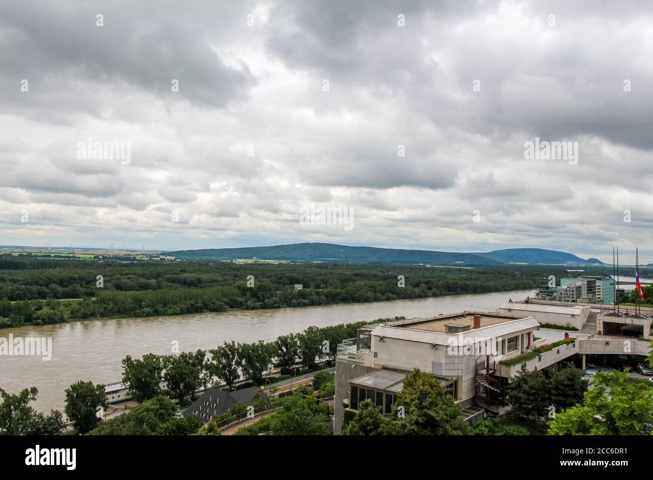 Ein Blick auf den Nationalrat der Slowakischen Republik und Donau, mit den österreichischen Alpen im Hintergrund, Burg Bratislava, Slowakei Stockfoto