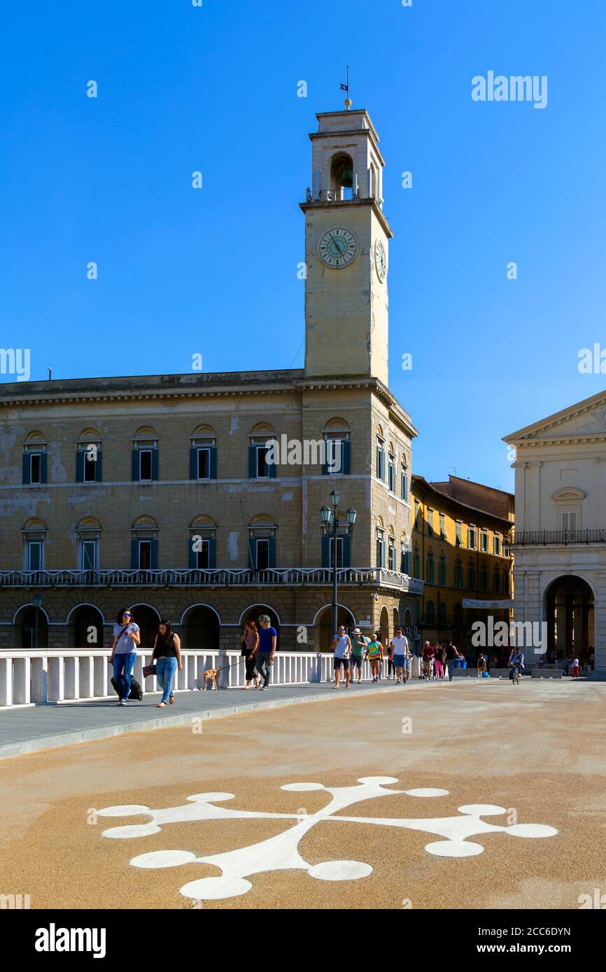 Die Brücke Ponte di Mezzo und der Uhrenturm des historischen Palazzo Gambacorti aus dem 14. Jahrhundert. Pisa, Toskana, Italien Stockfoto