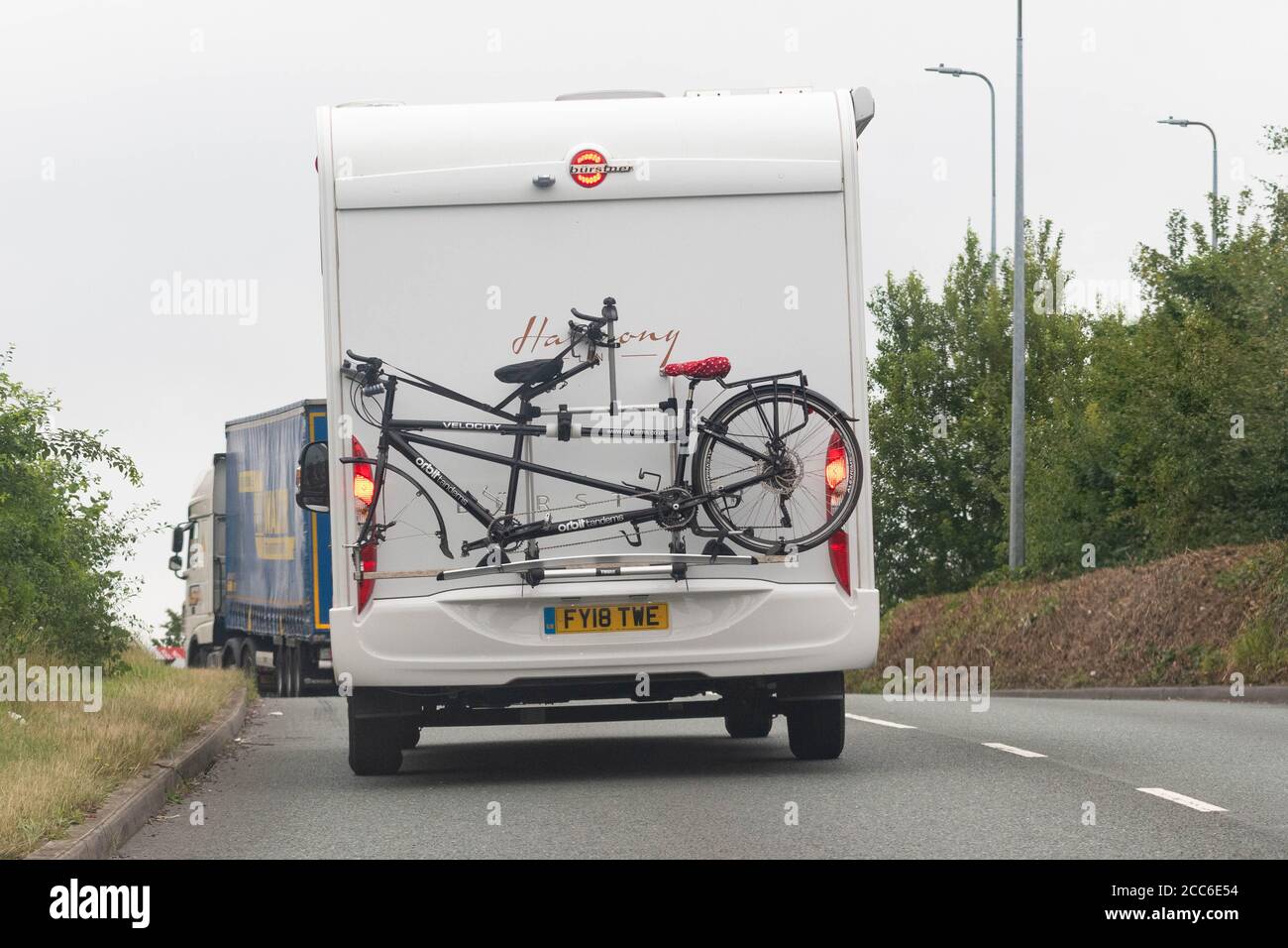 Tandem Fahrrad Fahrrad auf Fahrrad-Rack auf der Rückseite des Wohnmobils, Großbritannien getragen Stockfoto
