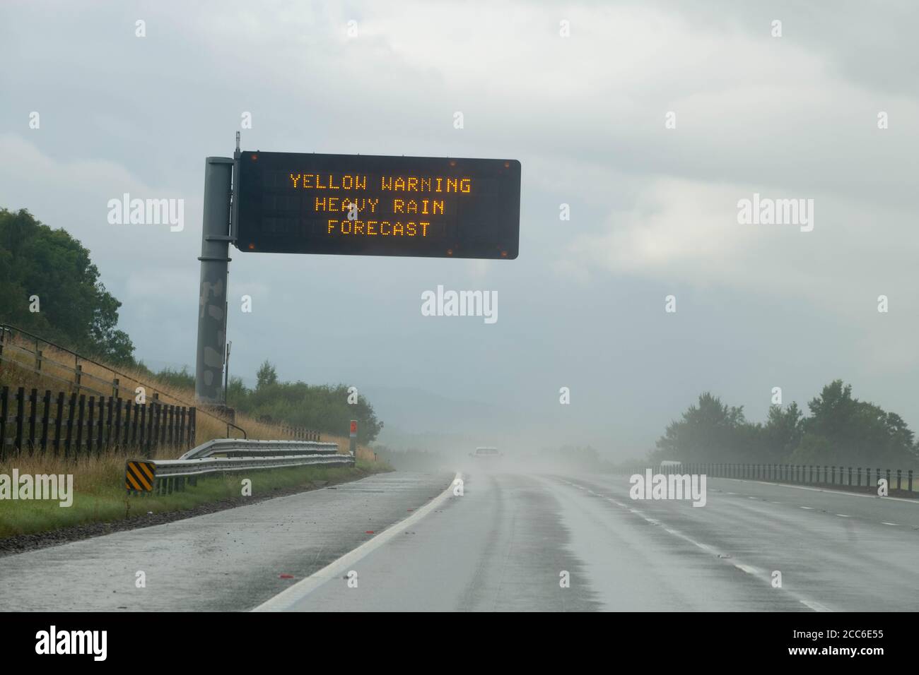 Gelber Warnhinweis schwerer Regen auf der britischen Autobahn Stockfoto