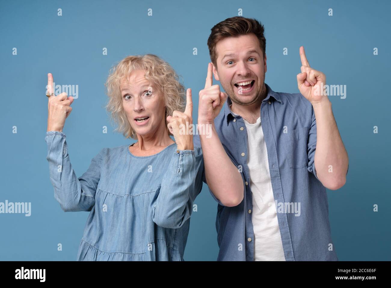 Mutter und Sohn mit Zeigefinger nach oben zeigen, eine Option Stockfoto