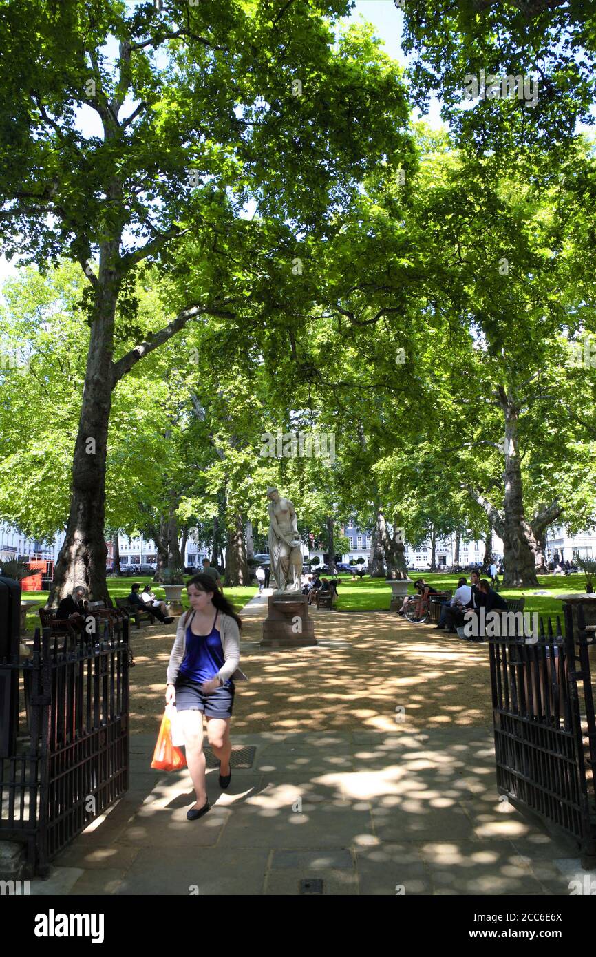 London, UK, Jun 29, 2011 : Berkeley Square, die eine öffentliche Grünfläche Garten Park und ein beliebtes Tourismus Reiseziel Besucher Wahrzeichen der ist Stockfoto