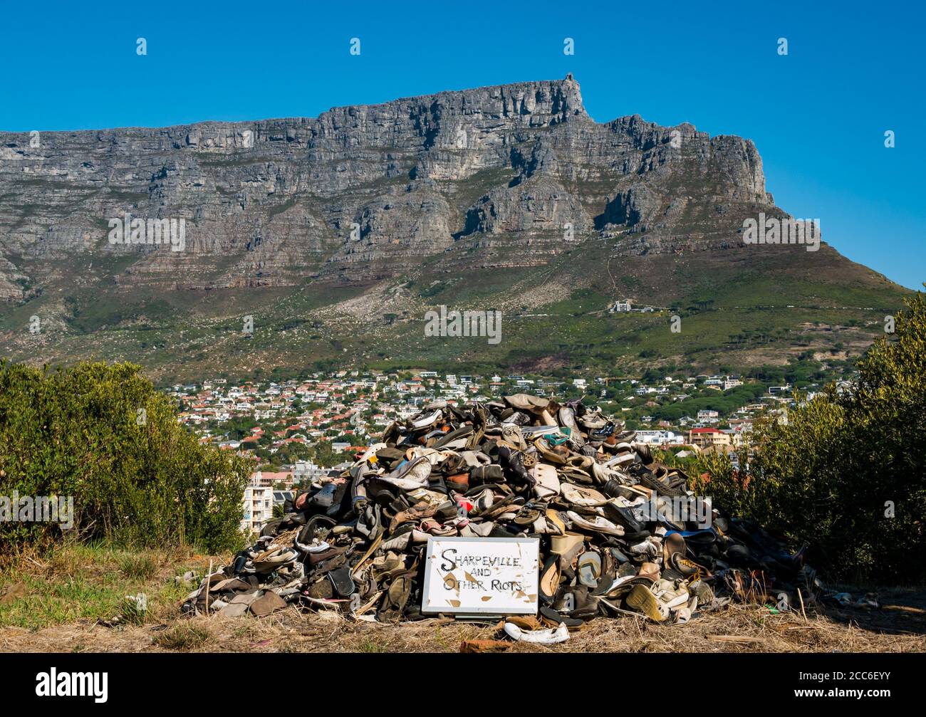 Symbolische Installation Schuhstapel, die das Anti-Apartheid-Massaker in den Sharpeville-Unruhen mit Tafelberg, Kapstadt, Südafrika, darstellt Stockfoto