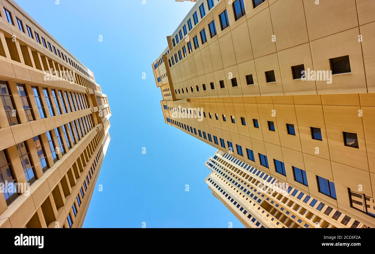 Mehrstöckige Wohngebäude am blauen Himmel, Dubai, VAE Stockfoto
