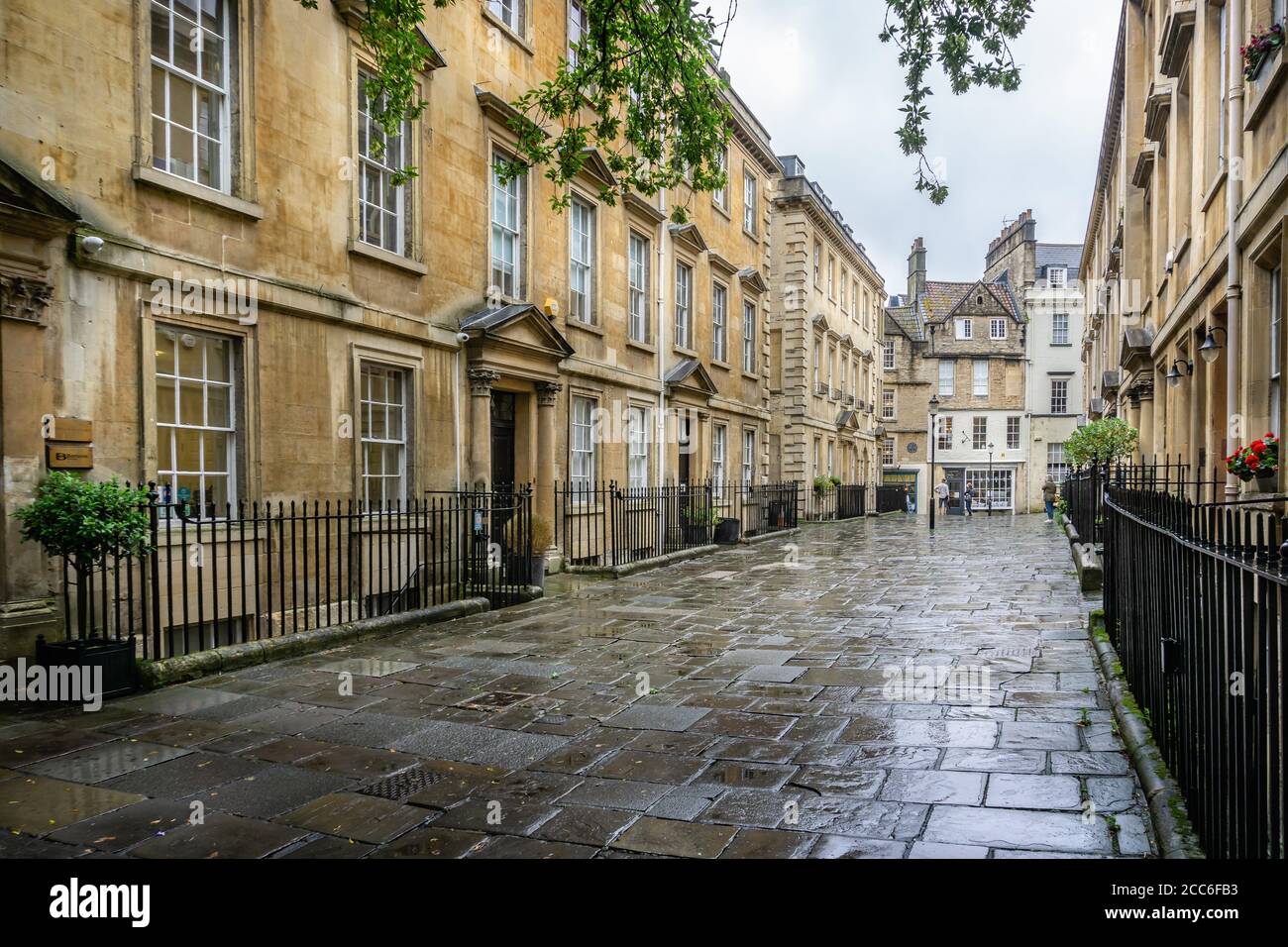 Terrasse von georgianischen Häusern mit feuchten reflektierenden Fliesen in North Parade Gebäude, Bath, Somerset, Großbritannien am 19. August 2020 Stockfoto