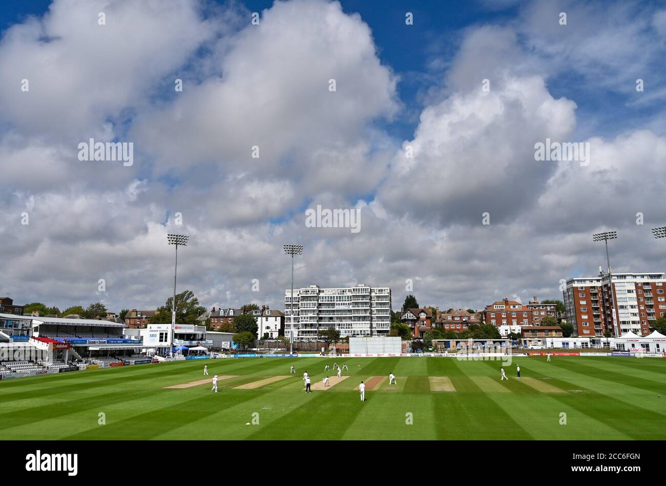 Hove UK 17. August 2020 - EINE Mischung aus Sonnenschein und Wolken am 3. Tag des Cricket-Spiels der Bob Willis Trophy zwischen Sussex und Essex, das hinter verschlossenen Türen stattfindet, ohne dass Fans am 1. Central County Ground in Hove teilnehmen: Kredit Simon Dack / Alamy Live Nachrichten Stockfoto