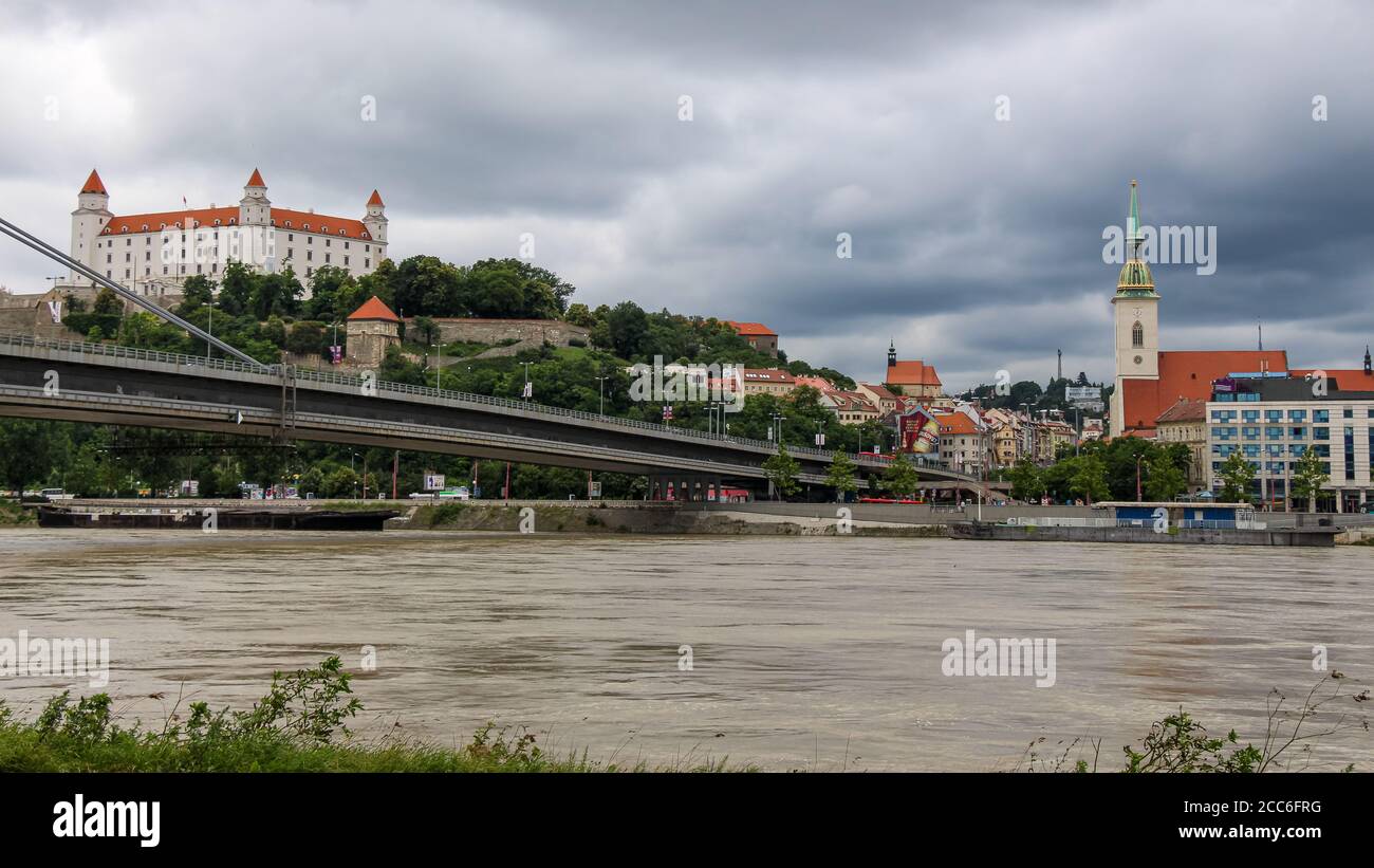 Bratislava, Slowakei - 5. Juli 2020: Bratislava Burg mit Blick auf die Donau und die meisten SNP-Brücke, in der Altstadt, Slowakei Stockfoto