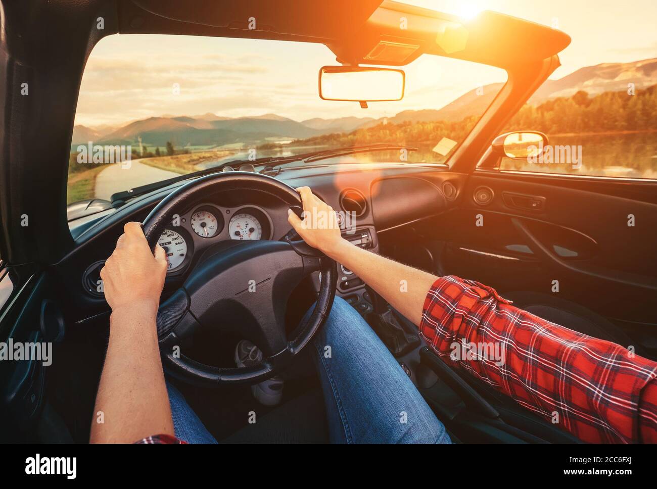 Fahrer Hände auf dem Rad Stockfoto