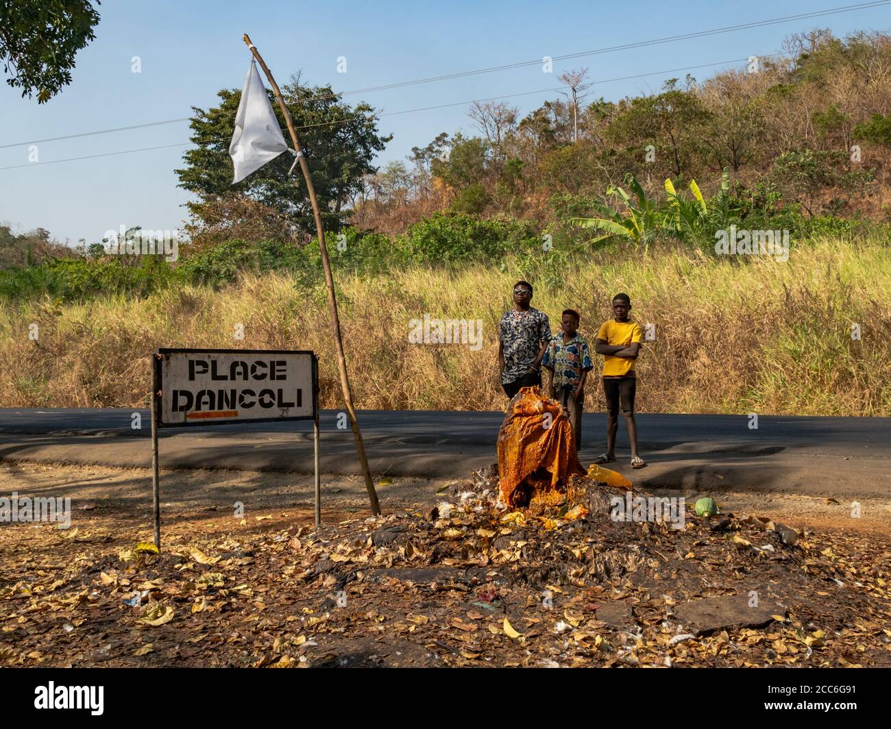 Dankoli/Benin - 01/01/2020 - drei unbekannte Männer betrachten die Voodoo-Zeremonie. Stockfoto