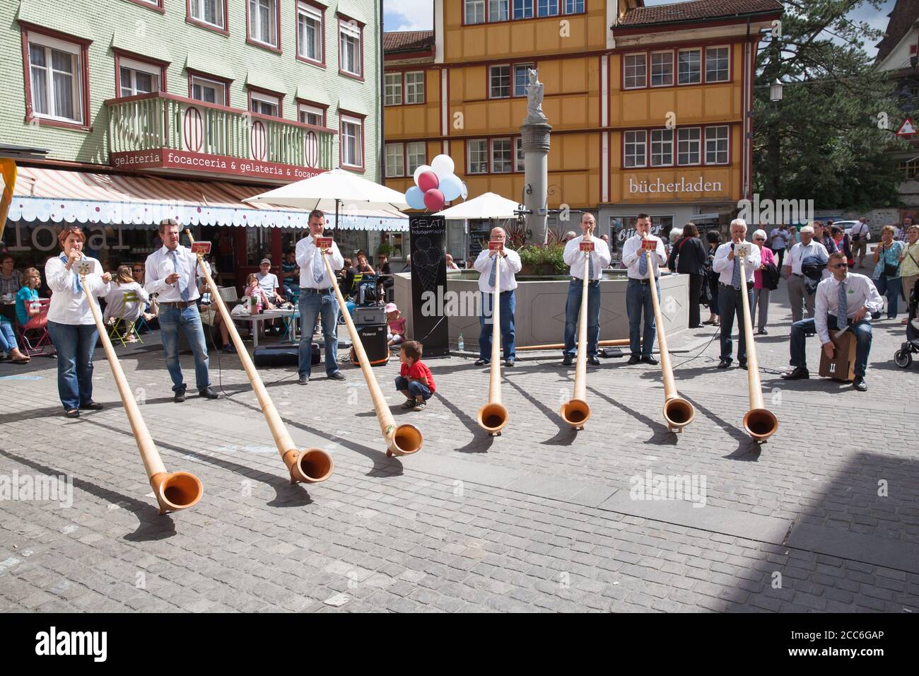 Appenzell, Schweiz - 11. August 2013 - Gruppe von Musikern, die das Alphorn spielen (traditionelles Instrument, bestehend aus einem natürlichen Holzhorn aus Konik Stockfoto