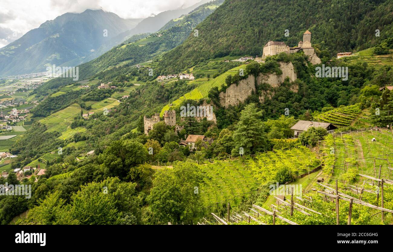 Schloss Tirol und Fontana mit Vinschgau im Hintergrund, Meran, Trentino-Südtirol, norditalien - Europa Stockfoto