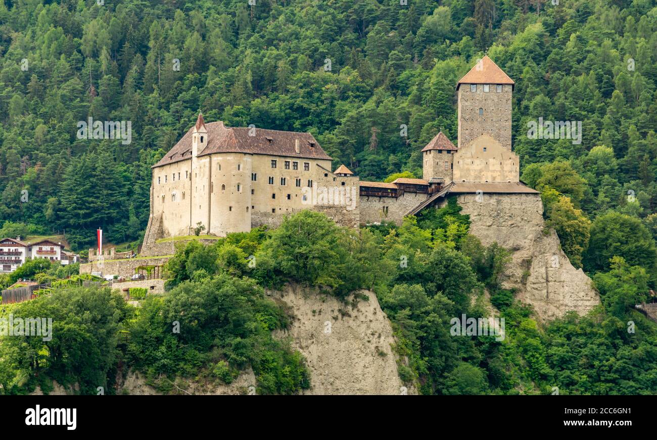 Schloss Tirol mit Vinschgau im Hintergrund, Meran, Trentino-Südtirol, norditalien - Europa Stockfoto