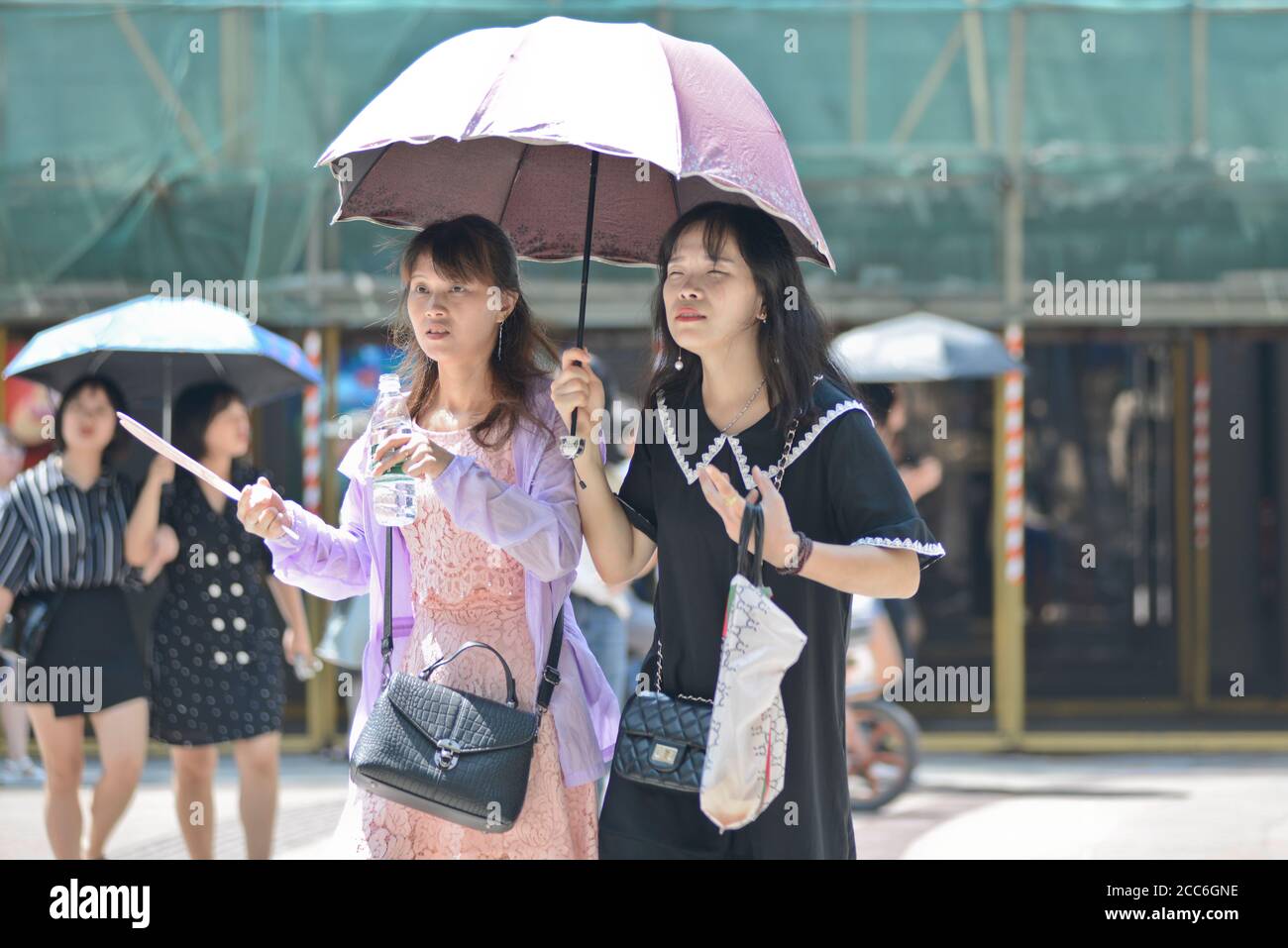 Chinesische junge Frauen in der Jianghan Straße, Wuhan, China Stockfoto