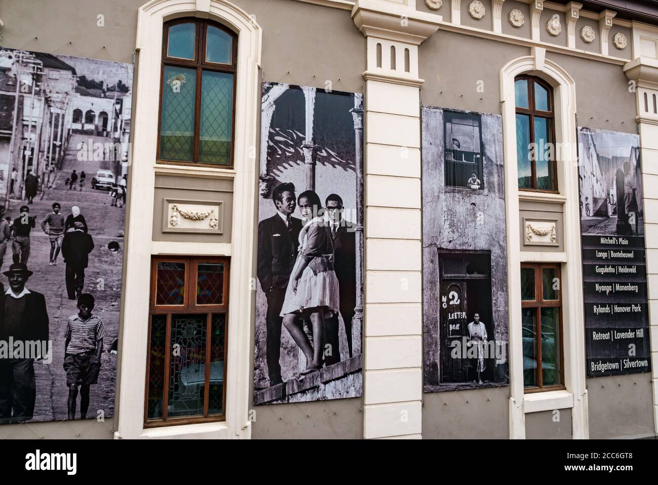 Außenansicht des lokalen Geschichtsmuseums von District 6 mit Wandfotografien, Kapstadt, Südafrika Stockfoto