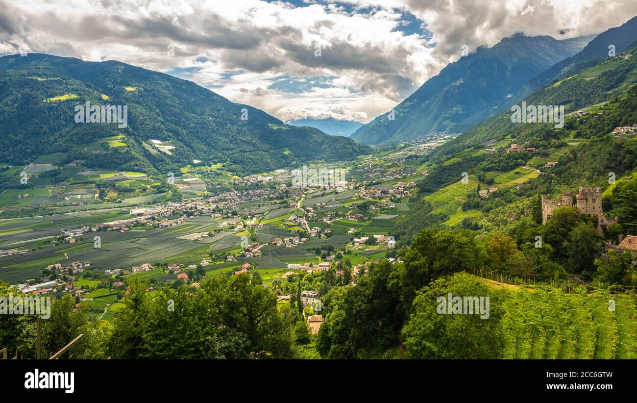Vinschgau in Südtirol, Provinz Bozen, Norditalien. Der Vinschgau ist ein ideales Urlaubsziel im Sommer und Winter. Stockfoto