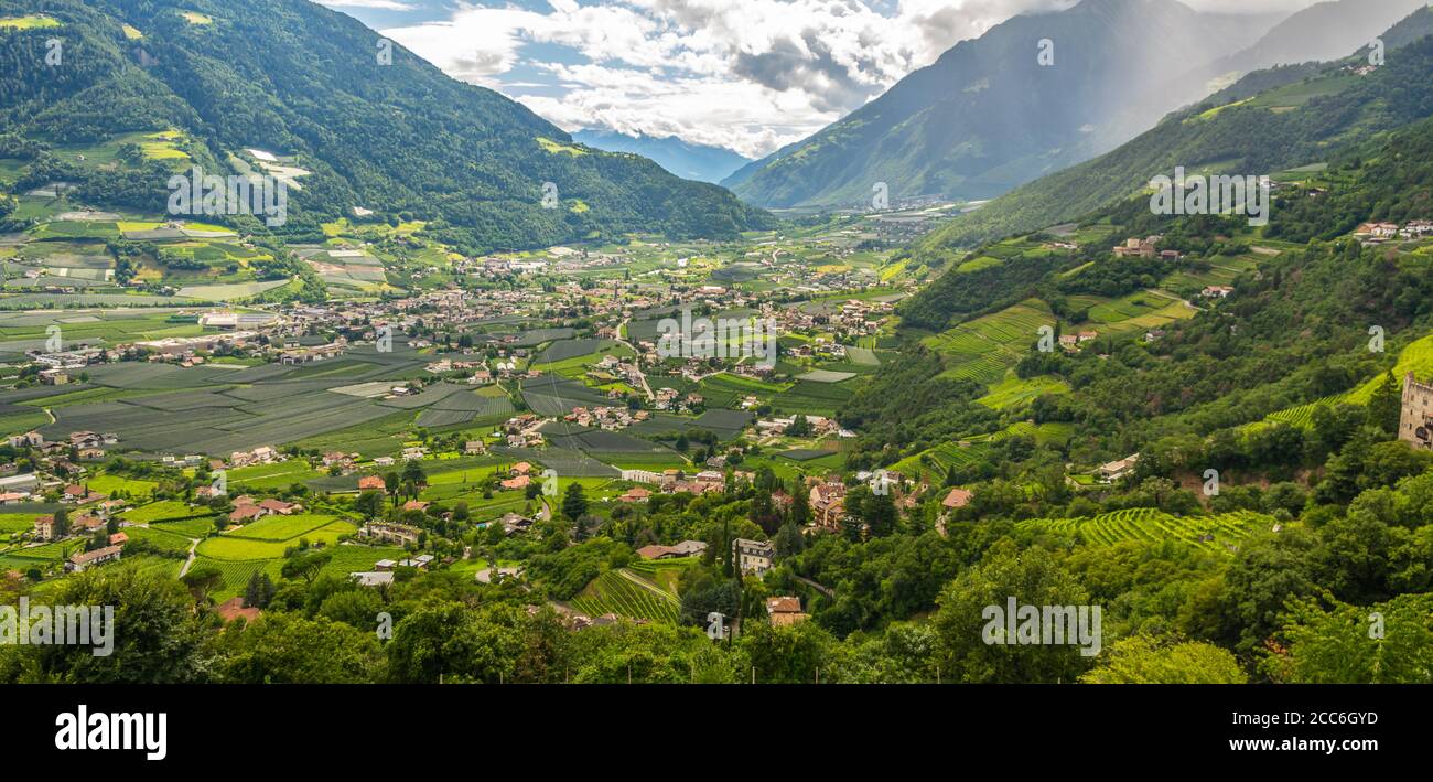 Vinschgau in Südtirol, Provinz Bozen, Norditalien. Der Vinschgau ist ein ideales Urlaubsziel im Sommer und Winter. Stockfoto