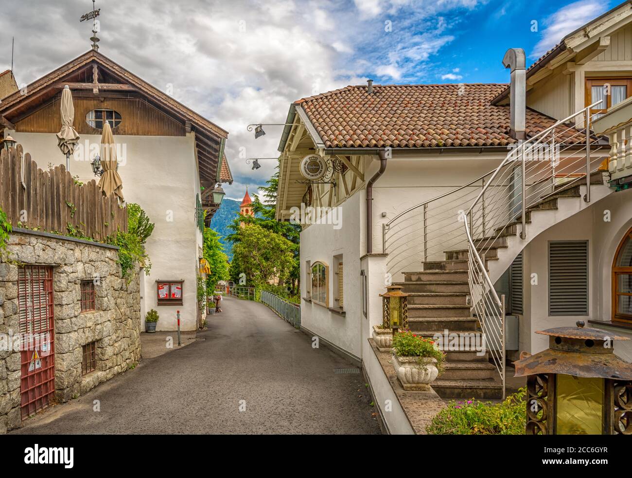 Straße des kleinen Dorfes Tirol bei Meran in Südtirol, Trentino Südtirol, norditalien - 16. juli 2020 Stockfoto