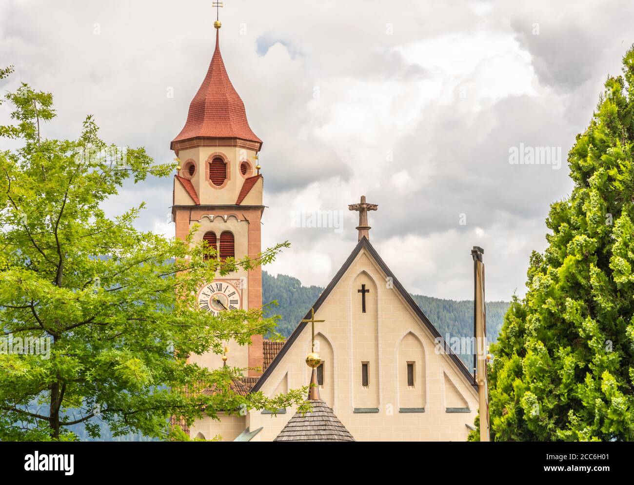 Die Kirche St. Johannes des Täufers in Dorf Tirol, bei Meran, Südtirol, Norditalien. Detail von Dach und Glockenturm. Stockfoto