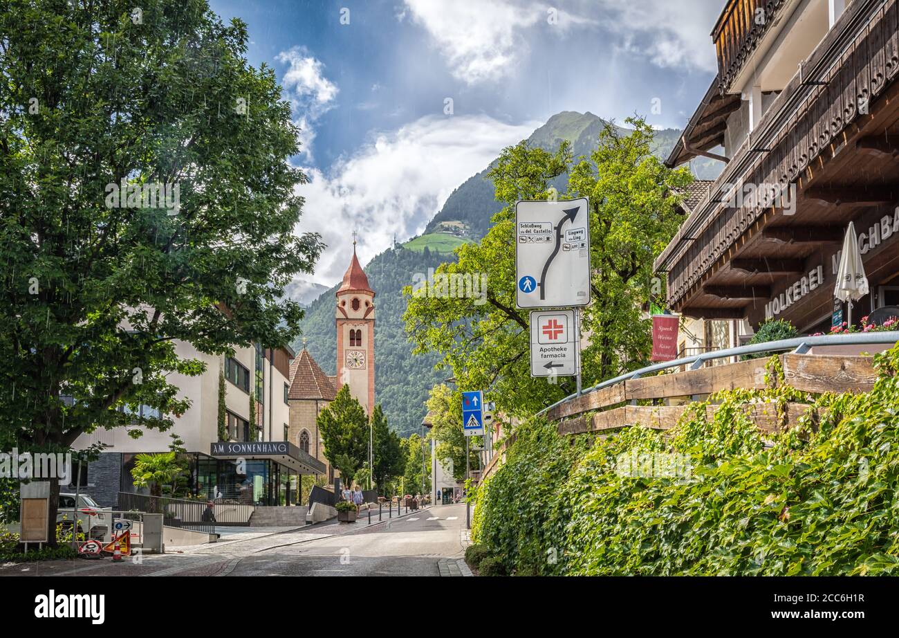 Straße des kleinen Dorfes Tirol bei Meran in Südtirol, Trentino Südtirol, norditalien - 16. juli 2020 Stockfoto
