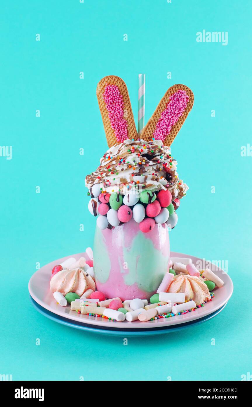 Osterfreak Shake mit Häschen Ohren Cookies auf hellblau Hintergrund Stockfoto