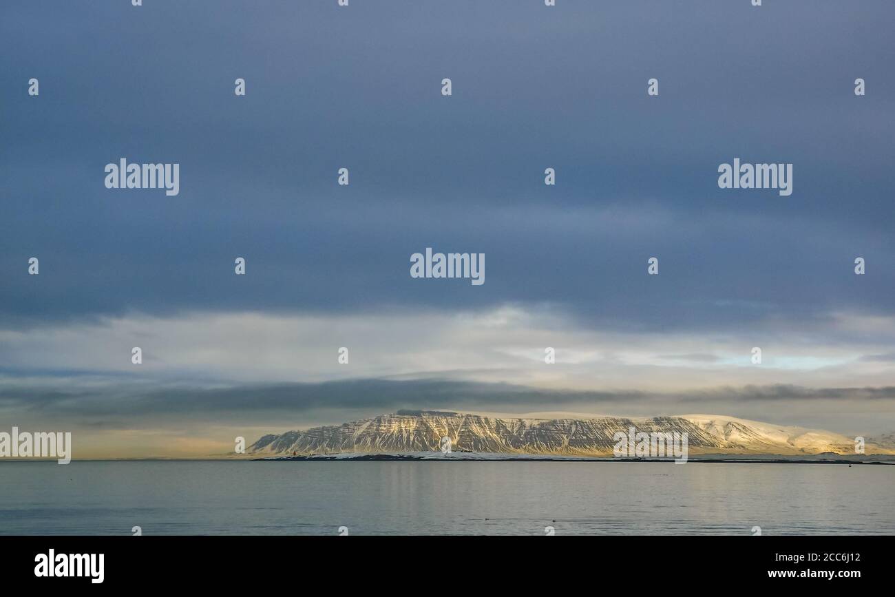 Blick auf den fernen Bergrücken über das Meer von Rekjavik, Island im Winter Stockfoto
