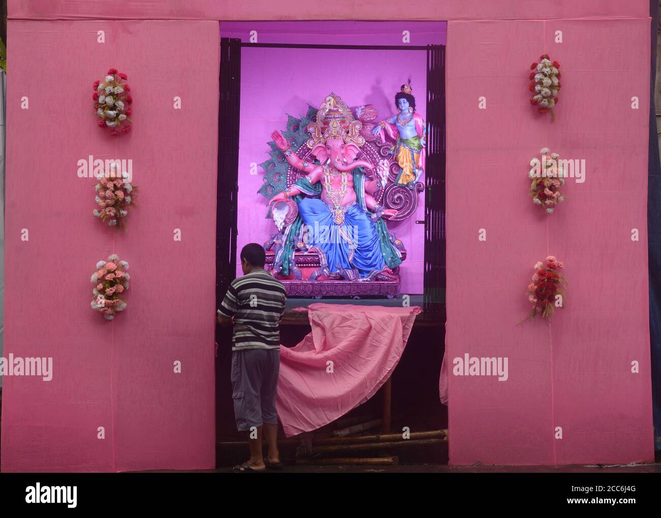 Kalkutta, Indien. August 2020. Arbeit beschäftigt zu beenden machen sieben Plattform Dekoration vor Ganesh Chathurthi Festival. (Foto von Ved Prakash/Pacific Press) Quelle: Pacific Press Media Production Corp./Alamy Live News Stockfoto