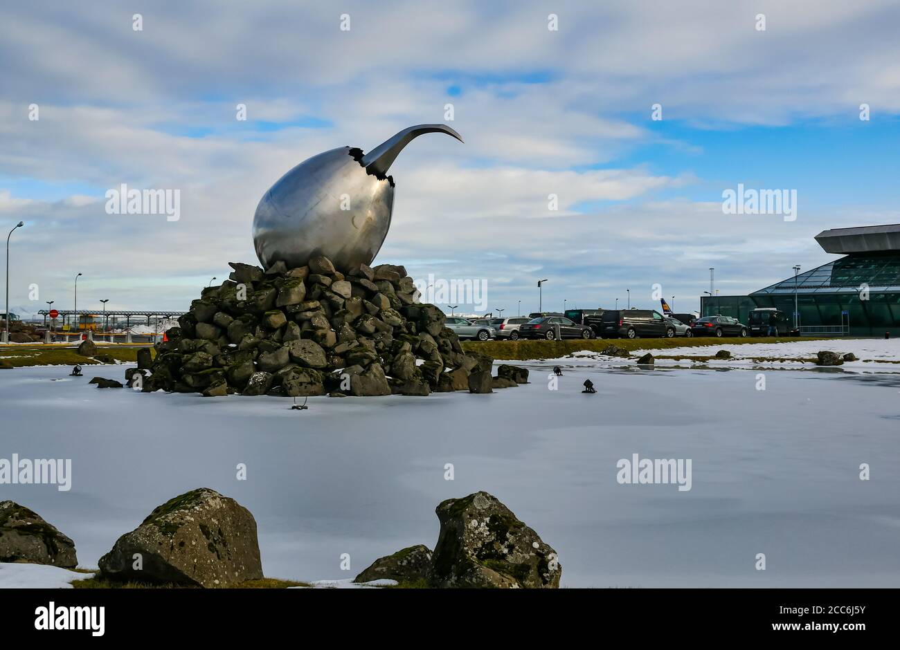 Egg sculputre Jet Nest vom isländischen Bildhauer Magnús Tómasson, Flughafen Keflavik im Winter, Rekjavik, Island Stockfoto