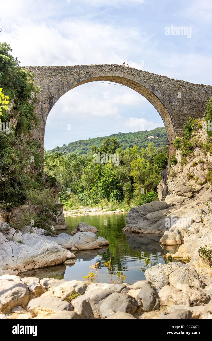 Pont de Llierca, Brücke aus dem 14. Jahrhundert über den Fluss Llierca, wo Reisende überfahren wurden, in der Nähe von Montagut, Girona, Katalonien, Spanien Stockfoto