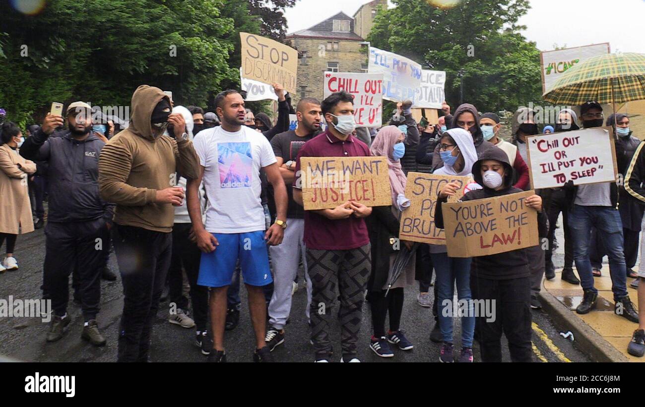 Menschen mit Plakaten versammelten sich am Mittwochnachmittag zu einer Demonstration vor der Halifax Polizeistation. Ein West Yorkshire Offizier wurde suspendiert, nachdem ein Video von Hassan Ahmed, 27, am Sonntag in Halifax verhaftet wurde. Safyah ist Hassan Ahmed's Schwester. Stockfoto