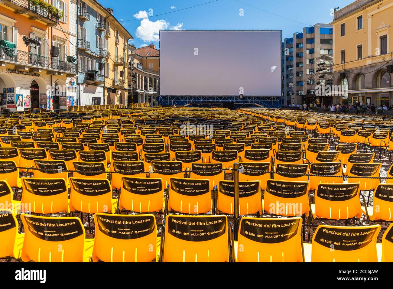 Locarno, Schweiz - 16. August 2014 - die große Freilichtleinwand und Stühle auf der Piazza Grande in Locarno für das jährliche Internationale Filmfest Stockfoto