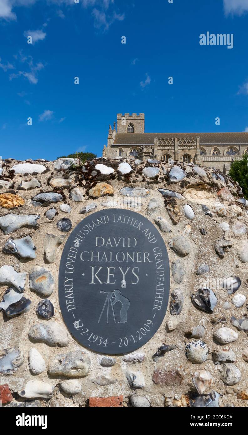 Eine Gedenktafel an der Gedenkmauer der Saint Margaret's Church, Cley next the Sea, Norfolk, Großbritannien. Stockfoto