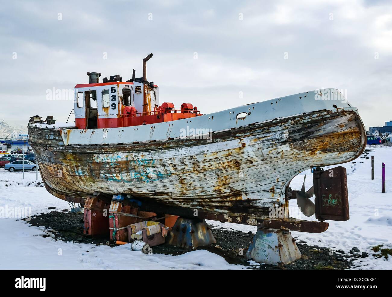 Vernachlässigte und verlassene alte Fischerboot auf trockenem Boden, Rekjavik, Island Stockfoto