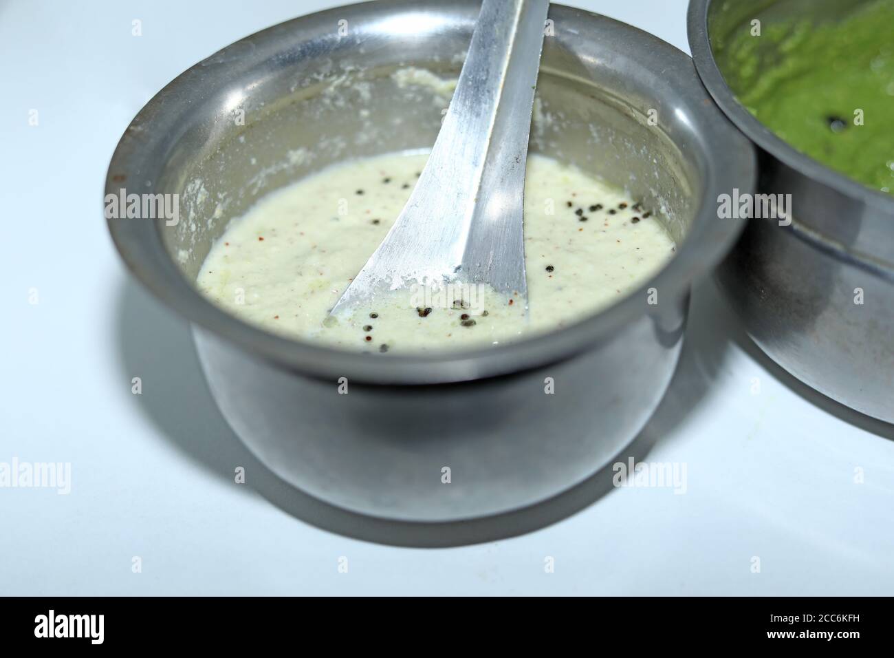 Schüssel mit indischem Chutney, Kokosnuss Chutney, Stockfoto