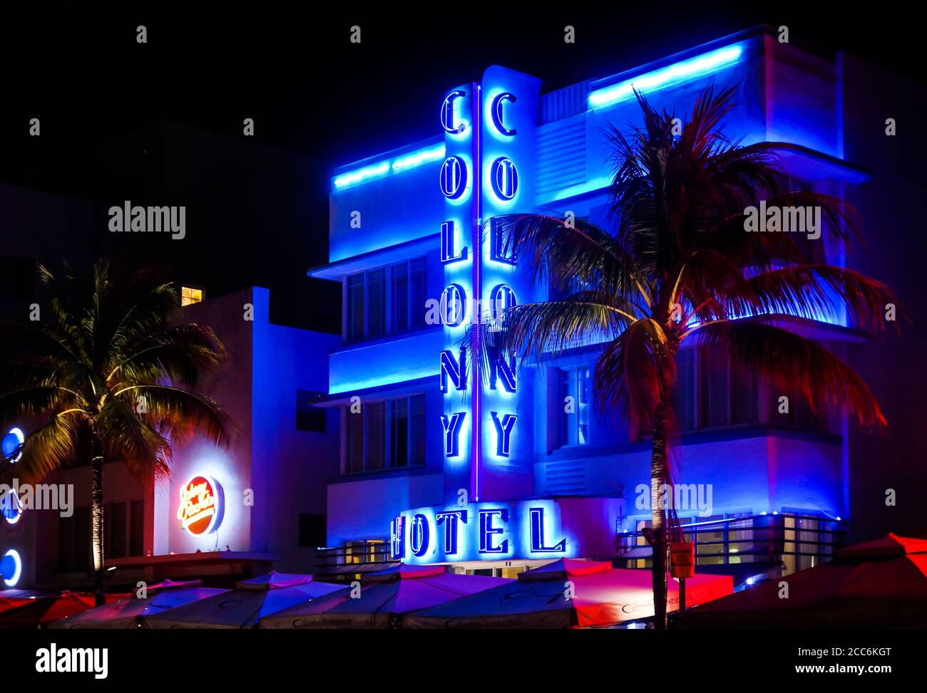 South Beach, Florida - 28. Dezember 2014: Das ikonische Art Deco Hotel Colony bei Nacht. Stockfoto
