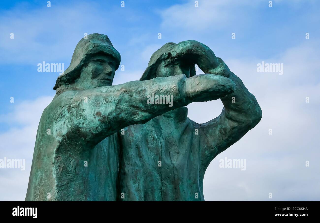 Nahaufnahme von Fischern mit Blick auf die Bronzeskulptur auf dem Sculpture and Shore Walk, Rekjavik, Island Stockfoto