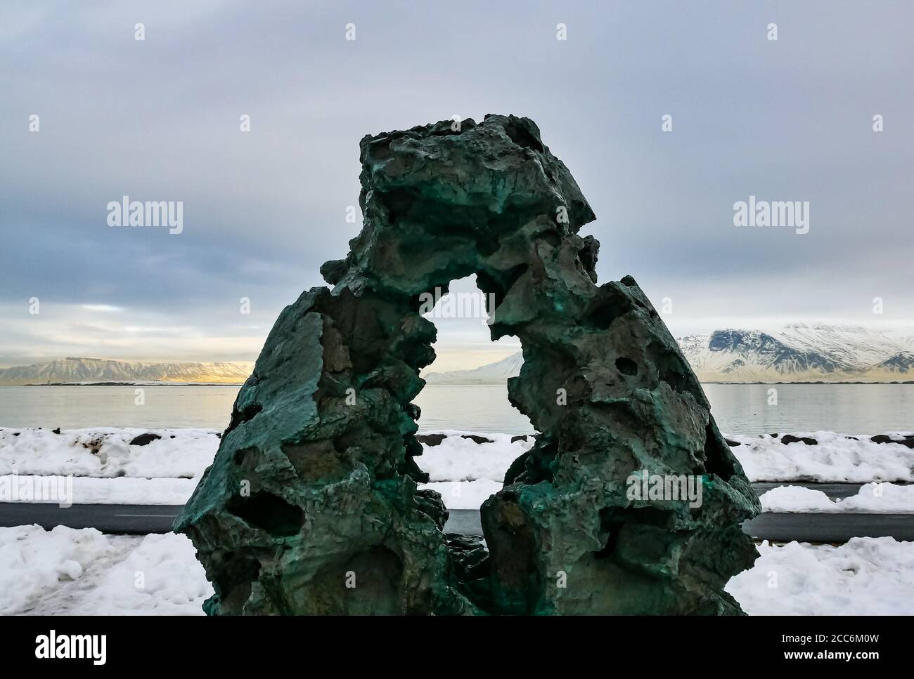 Abstraktes Design-Kunstwerk aus Bronze auf dem Skulpturenund Shore Walk, Rekjavik, Island im Winter Stockfoto