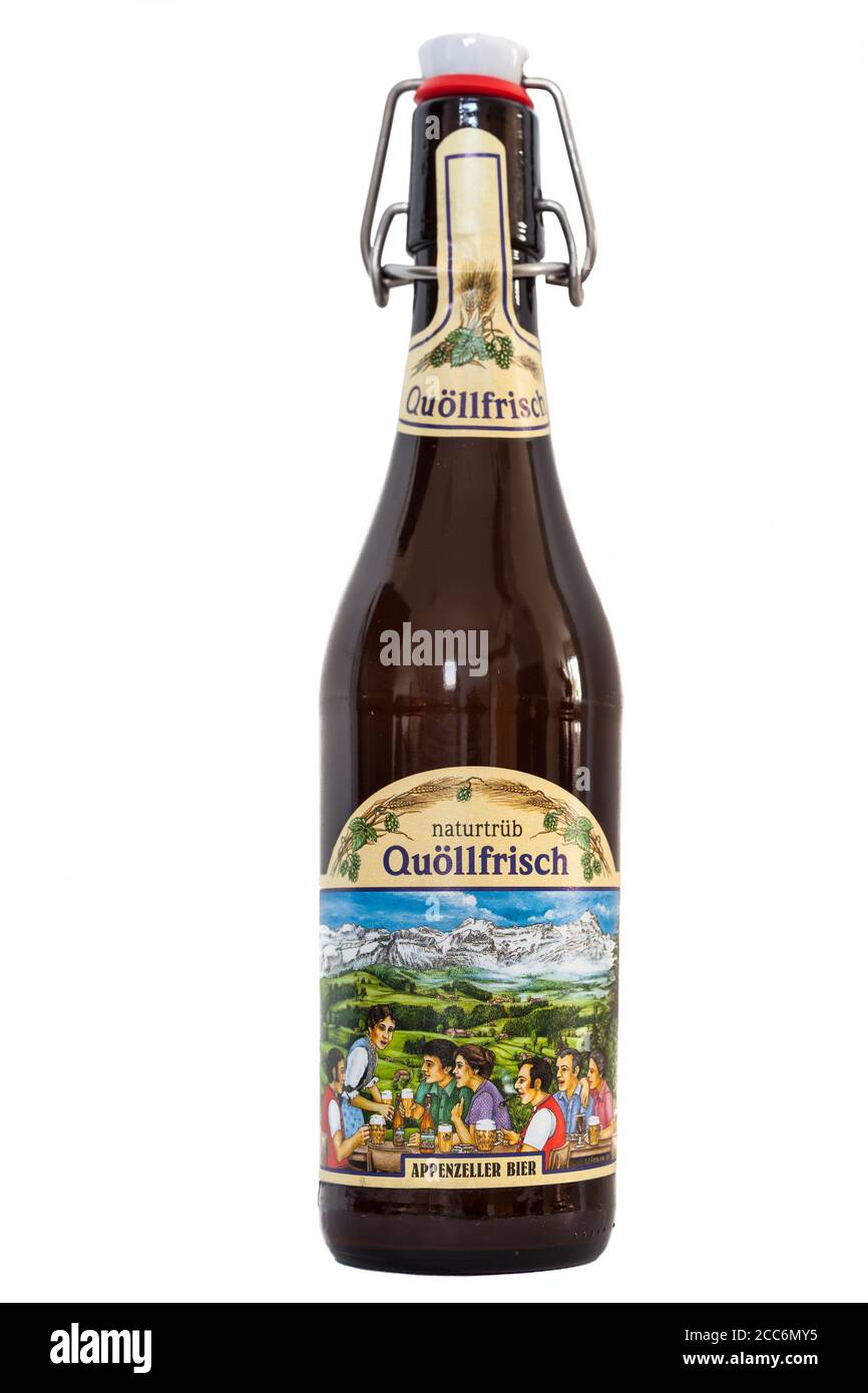 Zürich, Schweiz - 16. Mai 2015 - Flasche Schweizer Bier Quollfrisch in isoliertem weißem Hintergrund, ein Produkt der Brauerei Locher AG in Kanton Stockfoto