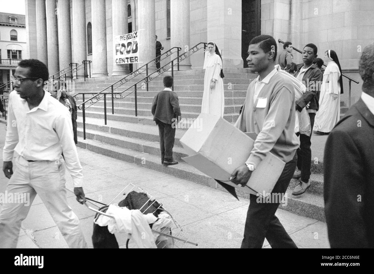 African American Men Carrying Supplies from Food Distribution Center at Church after Riots nach Dr. Martin Luther King Jr's, Attentat, 7th and N Street, N.W., Washington, D.C., USA, Warren K. Leffler, 8. April 1968 Stockfoto