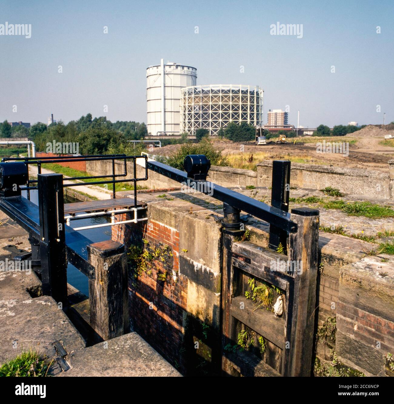 Gashalter von einer Schleuse am Ashton-Kanal, September 1999. Auf der rechten Seite befindet sich das 2002 Commonwealth Games Tennis Center. Manchester, Großbritannien Stockfoto