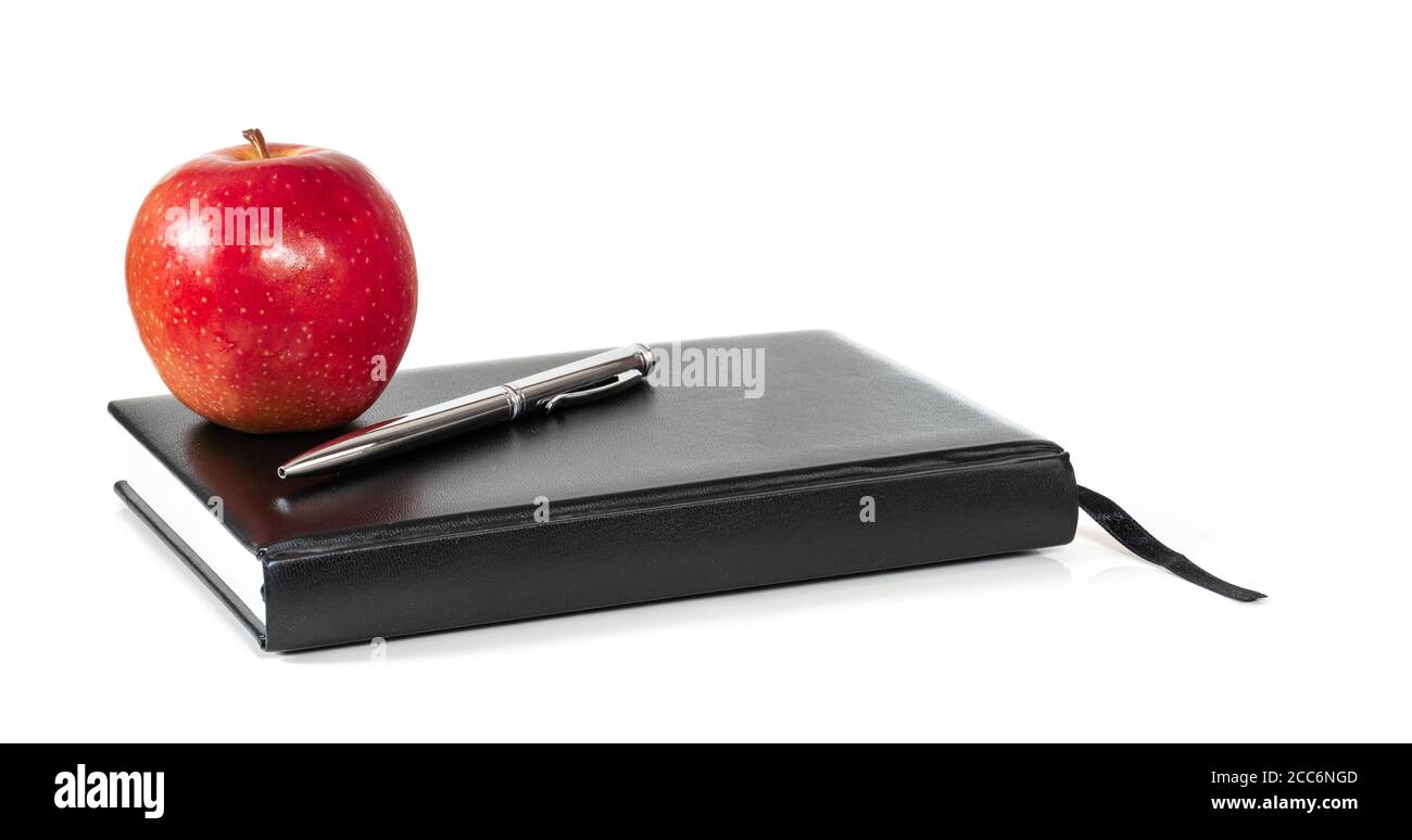 Roter Apfel, Buch und Stift isoliert auf weißem Hintergrund. Gesunde Lebensweise in der Schule Konzept. Stockfoto